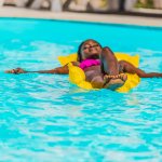 Piscinas para sacadas e para decks de madeira: conheça as vantagens da piscina autoportante