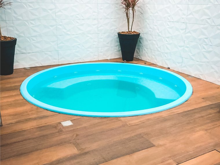 Tem o sonho de ter uma casa com piscina? Mas, e se você for para um apartamento? Se você já esbarrou na impossibilidade de não poder fazer o aterramento ao redor da piscina, você tem que conhecer as piscinas autoportantes! São as piscinas projetadas para serem instaladas em sacadas de prédios ou em decks de madeira, acima do solo. Leia o texto e conheça as vantagens desse tipo de piscina.