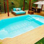 Piscinas para sacadas e para decks de madeira: conheça as vantagens da piscina autoportante
